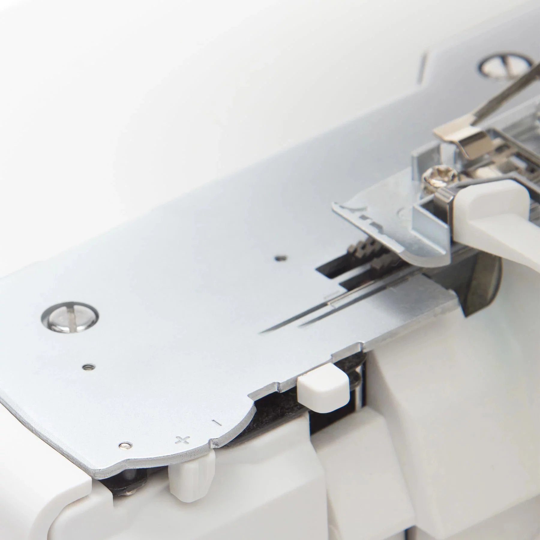 HUSQVARNA® VIKING® AMBER™ S | 300 Overlock Machine - Image 12