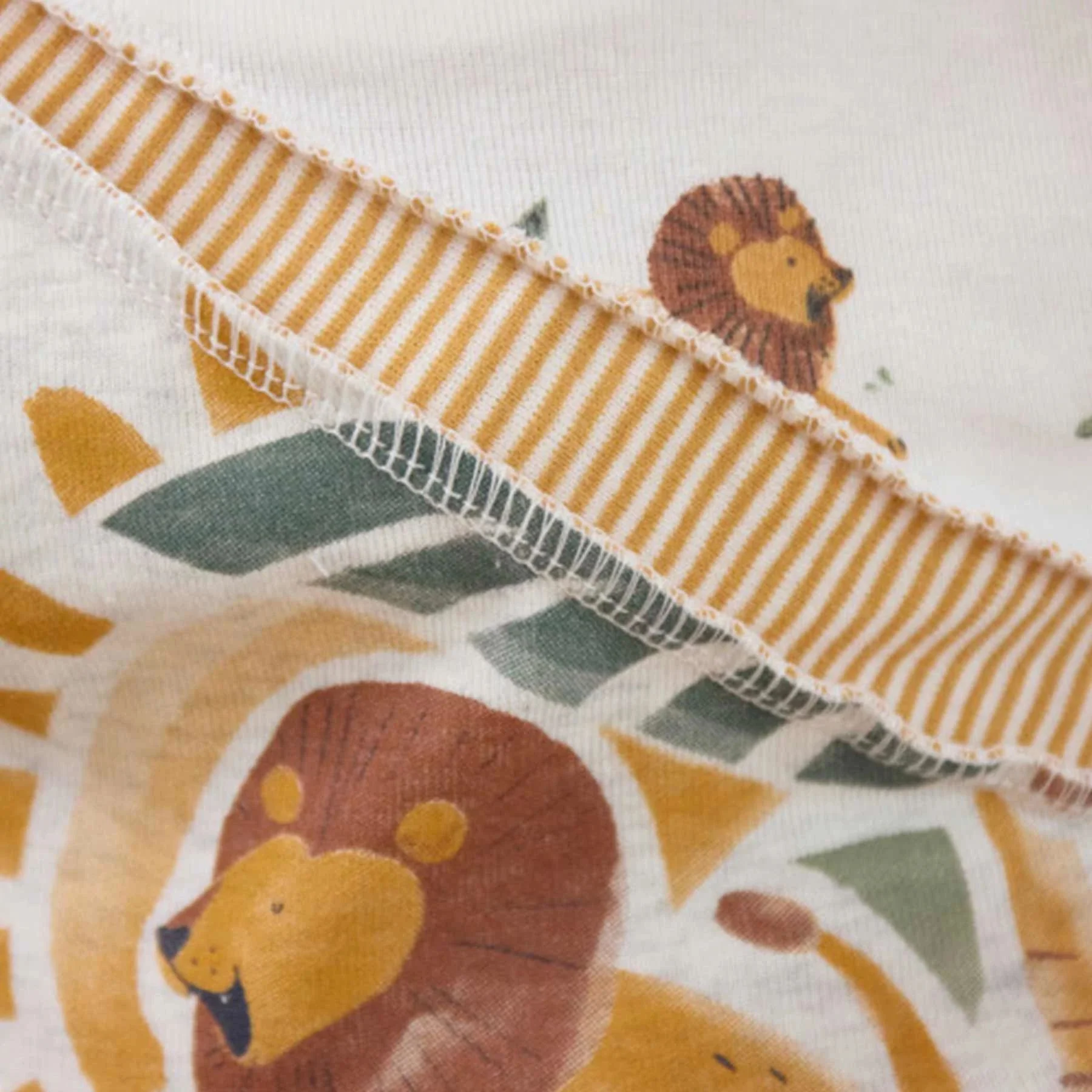 HUSQVARNA® VIKING® AMBER™ S | 300 Overlock Machine - Image 8
