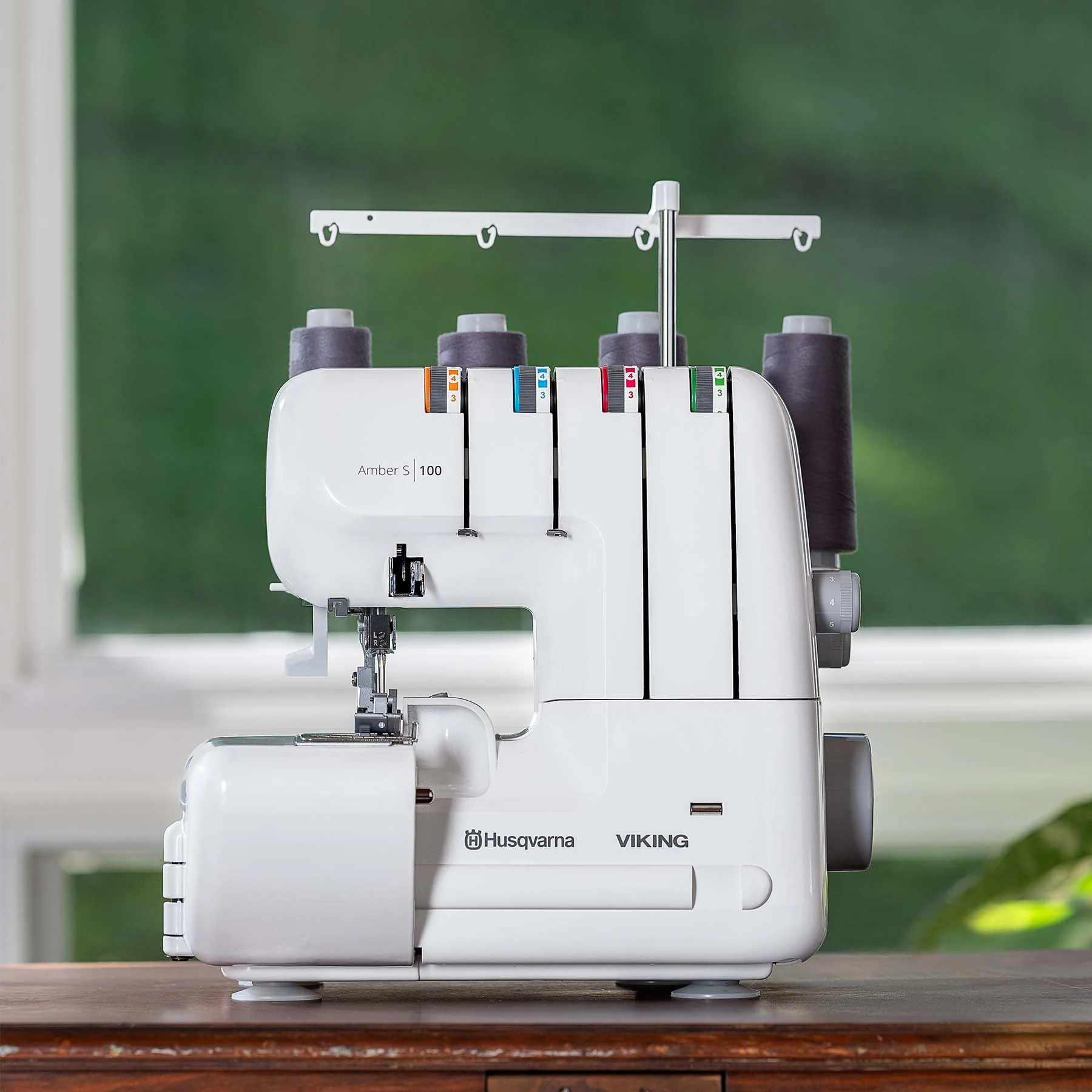 HUSQVARNA® VIKING® AMBER™ S | 100 Overlock Machine - Image 12