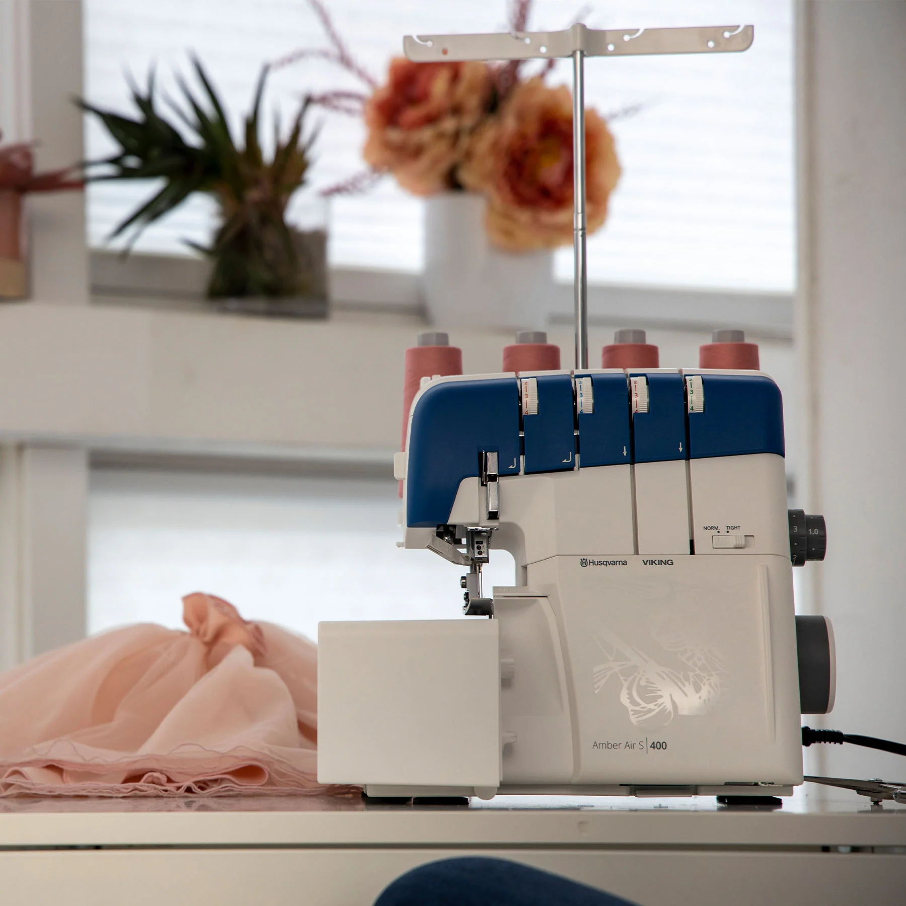 HUSQVARNA® VIKING® AMBER™ Air S | 400 Overlock Machine - Image 5