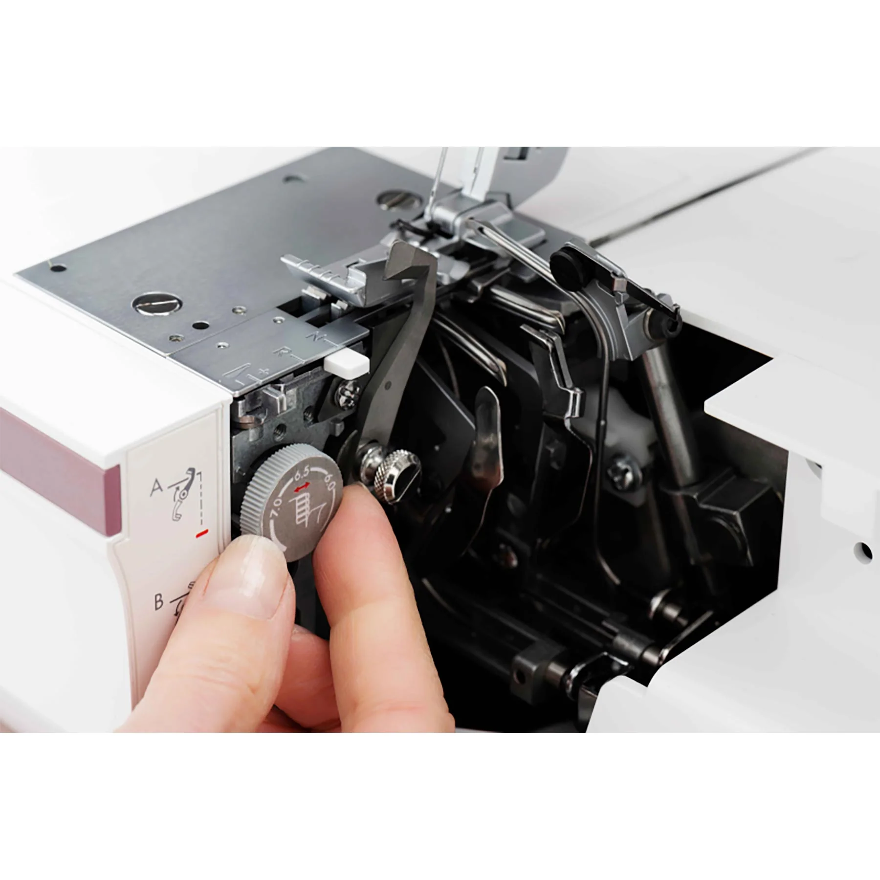 HUSQVARNA® VIKING® AMBER™ Air S | 500 Coverlock Machine - Image 13