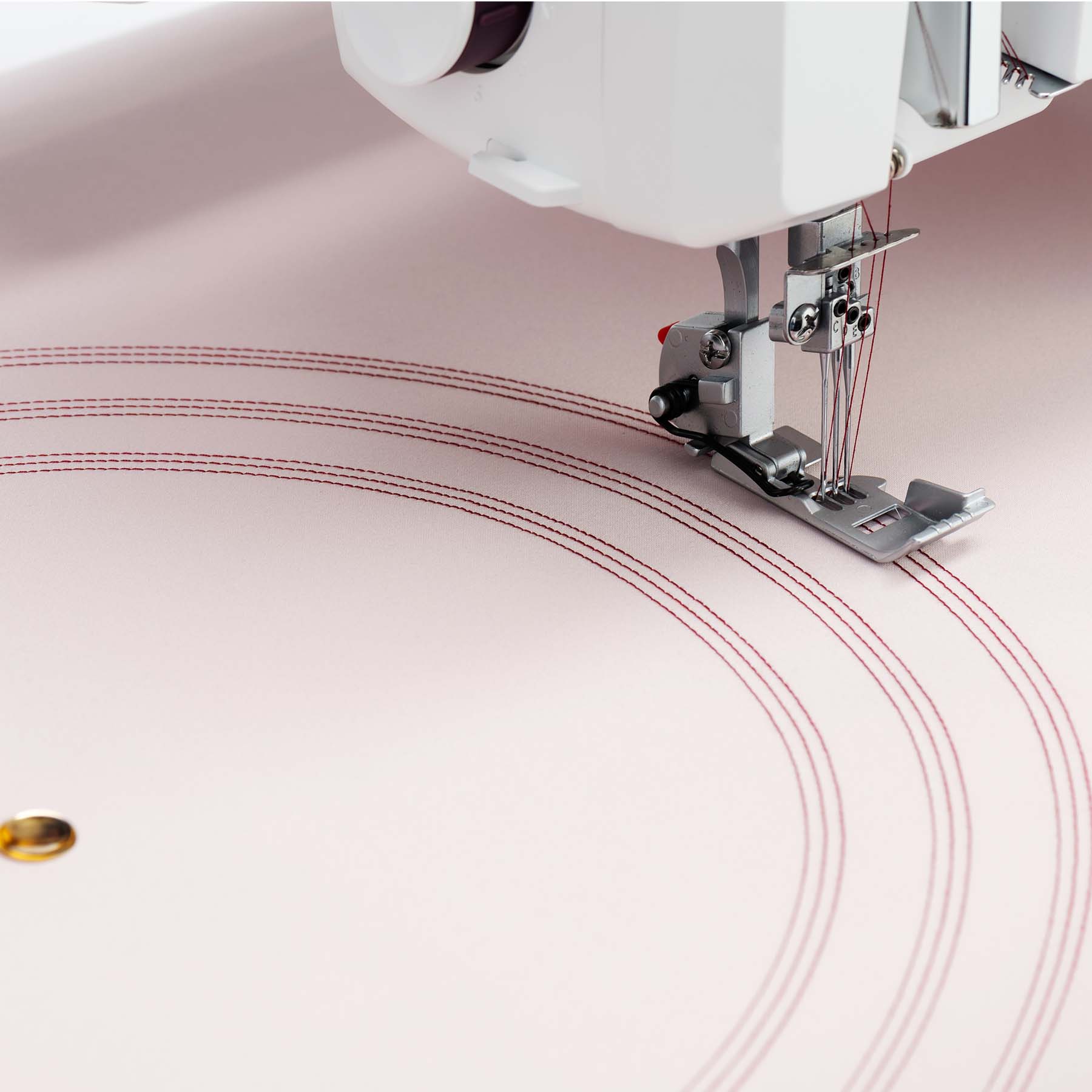 HUSQVARNA® VIKING® AMBER™ Air S | 600 Coverlock Machine - Image 6