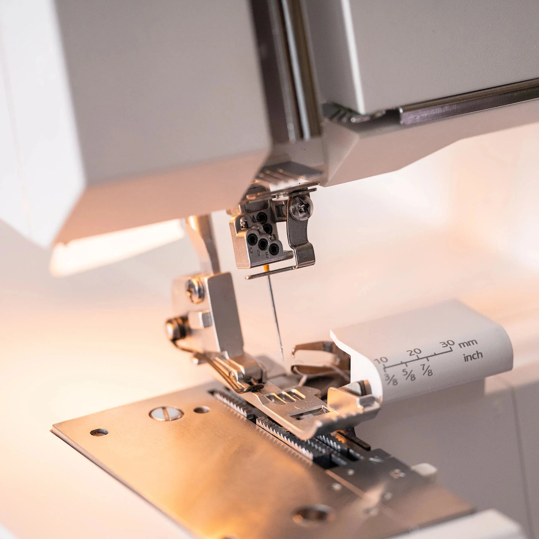 HUSQVARNA® VIKING® HUSKYLOCK™ S21 Overlock Machine - Image 4