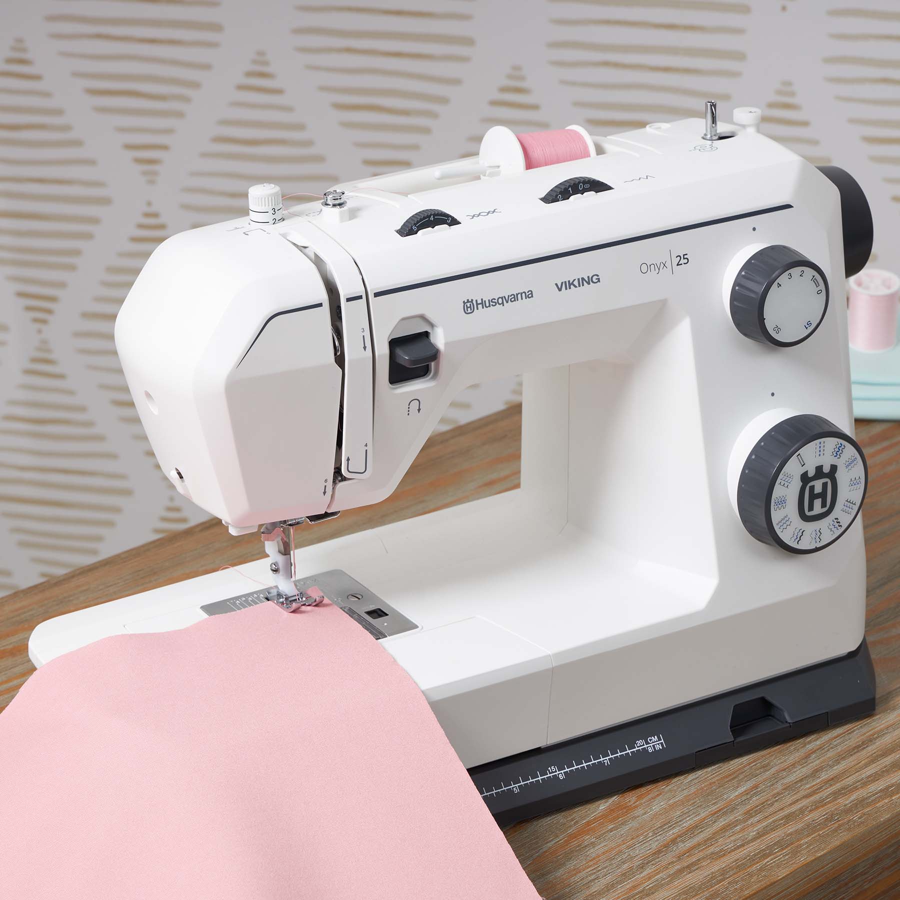 HUSQVARNA® VIKING® ONYX™ 25 Sewing Machine - Image 4