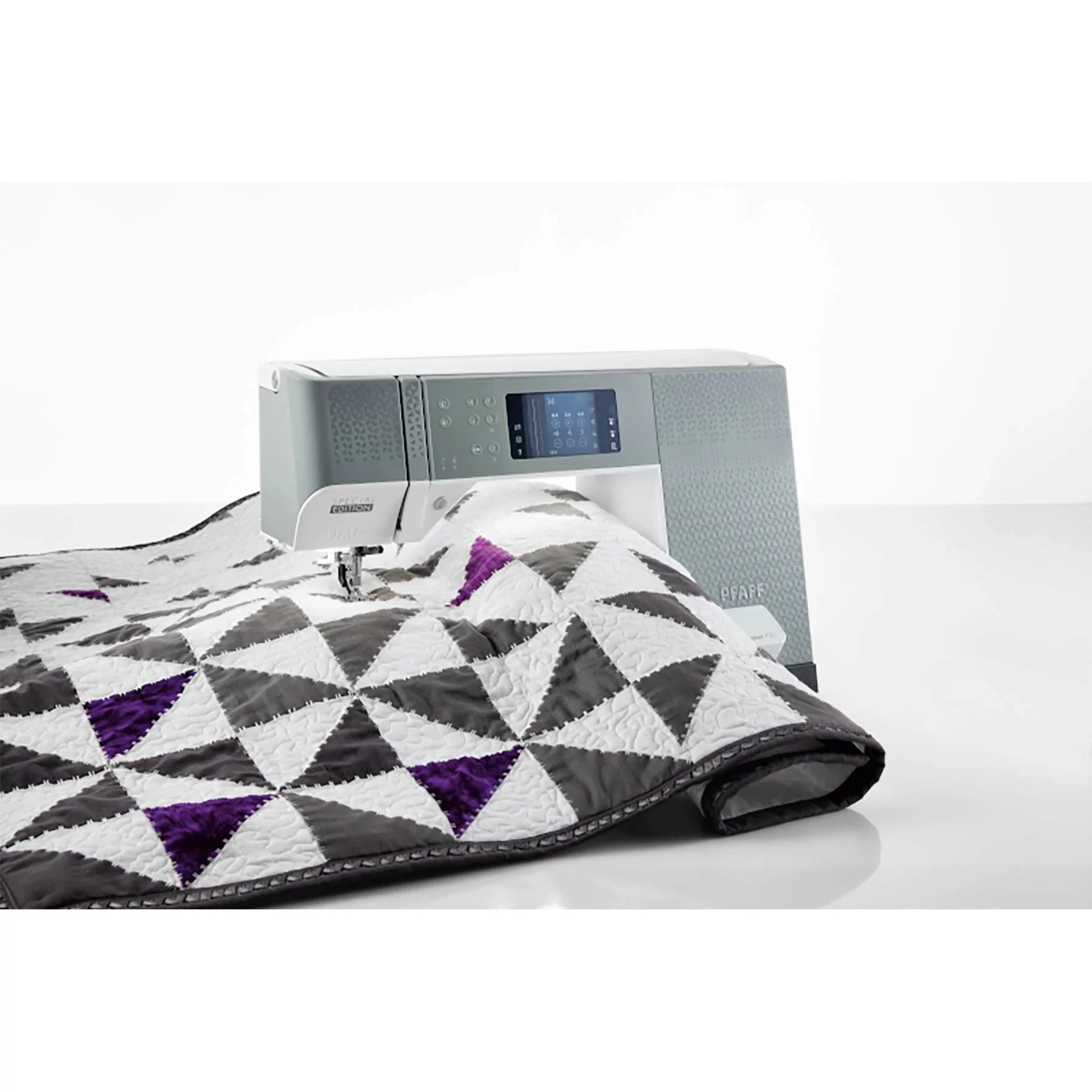 PFAFF® quilt expression™ 720 Special Edition Sewing Machine - Image 3